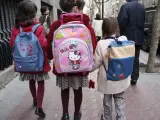 Dos niñas llevando la falda obligatoria del uniforme a la salida del colegio. (ARCHIVO)