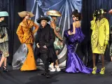 Galliano irrumpe en París. El diseñador británico John Galliano cierra su desfile de diseños de alta costura para Dior en la Semana de la moda de París.