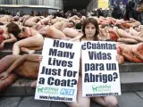 Activistas del movimiento Anima Naturis se desnudaron delante de la Catedral de Barcelona.
