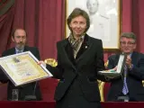 La presidenta de la Fundación, Liliane Dahlmann, recoge el galardón de Hija Adoptiva, a la Duquesa de Medina Sidonia. (JORGE ZAPATE/EFE)