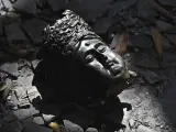 La caída de los ídolos. La cabeza de una estatua de Buda en el suelo del templo Erwang o de los Dos Reyes, destruido por el terremoto del pasado 12 de mayo en Dujiangyan, en la provincia china de Sichuan.