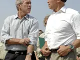 Arremangados. El presidente estadounidense, George W. Bush, con el gobernador de California, Arnold Schwarzenegger, tras visitar una zona devastada por los incendios forestales en Redding, California.