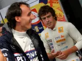 El piloto español de Fórmula Uno Fernando Alonso (dcha), del equipo Renault, charla con el polaco Robert Kubica (izda), de BMW Sauber, en el circuito de Monza. (EFE)