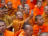 Tecnología budista. Varios monjes budistas participan en una ceremonia en favor del Gobierno tailandés en el Royal Plaza cerca de la sede del Gobierno en Bangkok (Tailandia).
