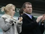 Roman Abramovich y su ex esposa, Irina, en el palco de Stamford Bridge. (KORPA)