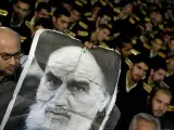 Un iraní sostiene un retrato del ayatolá Jomeini, en una de las concentraciones hechas en memoria del líder de la revolución iraní. REUTERS