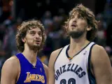 Pau y Marc, juntos en el &uacute;ltimo partido que disputaron Los &Aacute;ngeles Lakers y Memphis Grizzlies. (AGENCIAS)