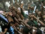 Miles de ciudadanos de Sudán cantan consignas contra los últimos ataques en la región. (Mohamed Nureldin Abdalla / Reuters).