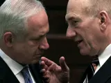 Benjamin Netanyahu escucha a Ehud Olmert en el Parlamento israel&iacute;.