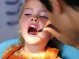 Revisión dental a una niña.