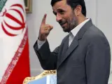El presidente de Ir&aacute;n, Mahmud Ahmadineyad, en su oficina presidencial, en Teher&aacute;n (EFE)