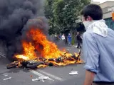 Varios manifestantes durante los enfrentamientos que han llevado a cabo contra la policía en Teherán tras las elecciones.