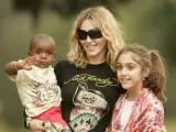 Madonna posa en Malawi junto a su hijo recién adoptado, David, y su hija biológica, Lourdes, el 17 de abril de 2007.