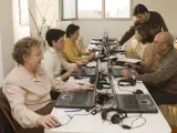 Un grupo de jubilados utilizando Internet.