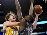 El jugador espa&ntilde;ol Pau Gasol (i) de los Lakers de Los &Aacute;ngeles en acci&oacute;n ante la defensa de Nazr Mohammed (d) de los Bobcats