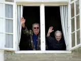 La reina Margarita II de Dinamarca y su esposo, el príncipe Enrique, saludan a los ciudadanos desde una ventana del Palacio de Fredensborg, con motivo de la celebración del 70º cumpleaños de la Reina, en Fredensborg (Dinamarca).