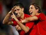 El lateral izquierdo de Espa&ntilde;a, Joan Capdevila, celebra un gol junto a Sergio Ramos (d).