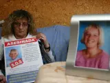 La madre de Sandra Palo, con un cartel denunciando el asesinato de su hija, en una imagen de archivo.
