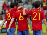 Xavi, Andr&eacute;s Iniesta y David Silva celebran uno de los goles de la selecci&oacute;n espa&ntilde;ola.