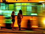 Dos mujeres hacen la calle en una traves&iacute;a de Barcelona.