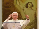 El Papa Benedicto XVI bendice a los feligreses en una imagen de archivo.