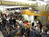Gran número de personas ante el centro de información de AENA del aeropuerto de Sevilla.
