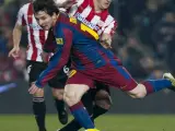 El delantero argentino del FC Barcelona, Lionel Messi (i), lucha un bal&oacute;n con el defensa del Athletic Club Mikel San Jos&eacute;.