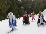 Los Reyes Magos de Oriente esquiando.