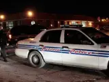 Un agente de la Policía de Detroit permanece a la entrada de la comisaría en la que tuvo lugar el tiroteo.