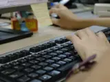 Una joven ante su ordenador.