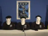 Imagen del vídeo difundido el 10 de enero de 2011 en el que ETA anuncia un alto el fuego "permanente, general y verificable", aunque no contempla la entrega de las armas.