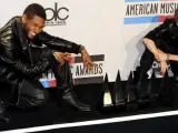 Justin Bieber posa junto a su 'protector', el rapero Usher, en los últimos American Music Awards.