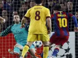 Leo Messi bate a Almunia en el primer gol.