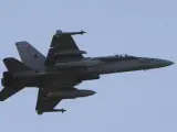 Imagen de uno de los cuatro aviones de combate F-18 del Ala 12 del Ejército del Aire que intervendrán en el establecimiento de una zona de exclusión aérea en Libia.