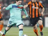 Messi y Mkhitaryan lucha por un bal&oacute;n.