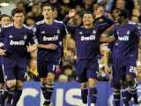 Los jugadores del Real Madrid celebran el tanto de Cristiano.