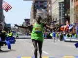 El keniata Geoffrey Mutai cruza en primer lugar la meta de la 115&ordm; edici&oacute;n del marat&oacute;n de Boston.