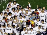 Los jugadores del Real Madrid tras recibir el trofeo que les acredita como campeones de la Copa del Rey.