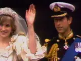 Diana de Gales (Lady Di) y el príncipe Carlos de Inglaterra, en el día de su boda.