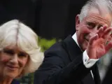 El príncipe Carlos y Camila saludan antes de la cena de gala ofrecida por la Reina.