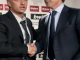 Mourinho y Valdano, en la presentaci&oacute;n de portugu&eacute;s.