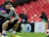 Leo Messi sonr&iacute;e en el &uacute;ltimo entrenamiento en Wembley.