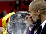 Pep Guardiola besa la Copa que acredita al FC Barcelona como campeones de la Champions League en 2011.