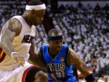 El jugador de los Heat de Miami LeBron James (i) presiona a Jason Terry, de los Mavericks de Dallas, durante el primer partido de las finales de la NBA.
