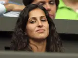 Xisca Perello, la novia de Rafa Nadal, observa uno de los partidos del torneo de tenis de Wimbledon.