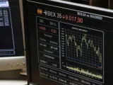 Imagen de archivo que muestra un monitor situado en el parqué madrileño donde se ven las fluctuaciones del principal indicador de la Bolsa española, el Ibex-35.