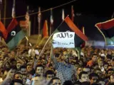 Una multitud celebra en la plaza Tahir de Tr&iacute;poli (Libia) el avance rebelde para hacerse con la capital y derrocar el r&eacute;gimen de Gadafi.