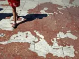Un niño pasea junto a un mapa de Europa dibujado en el suelo, en Lisboa.