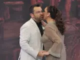 Isabel Pantoja besa a Jorge Javier Vázquez en 'Supervivientes'.