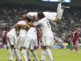 Arbeloa celebra un tanto con sus compa&ntilde;eros del Real Madrid.